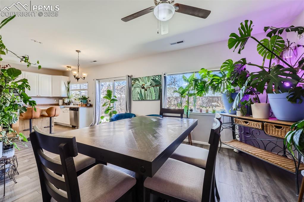 Image 14 of 38: Dining Area