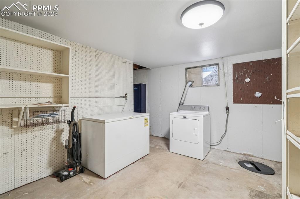 Image 36 of 43: Laundry Room