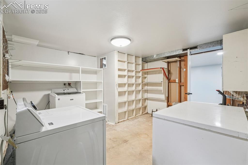 Image 37 of 43: Laundry Room