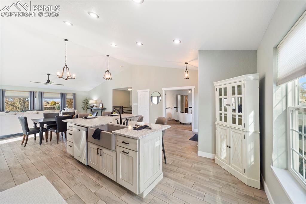 Image 12 of 50: Kitchen