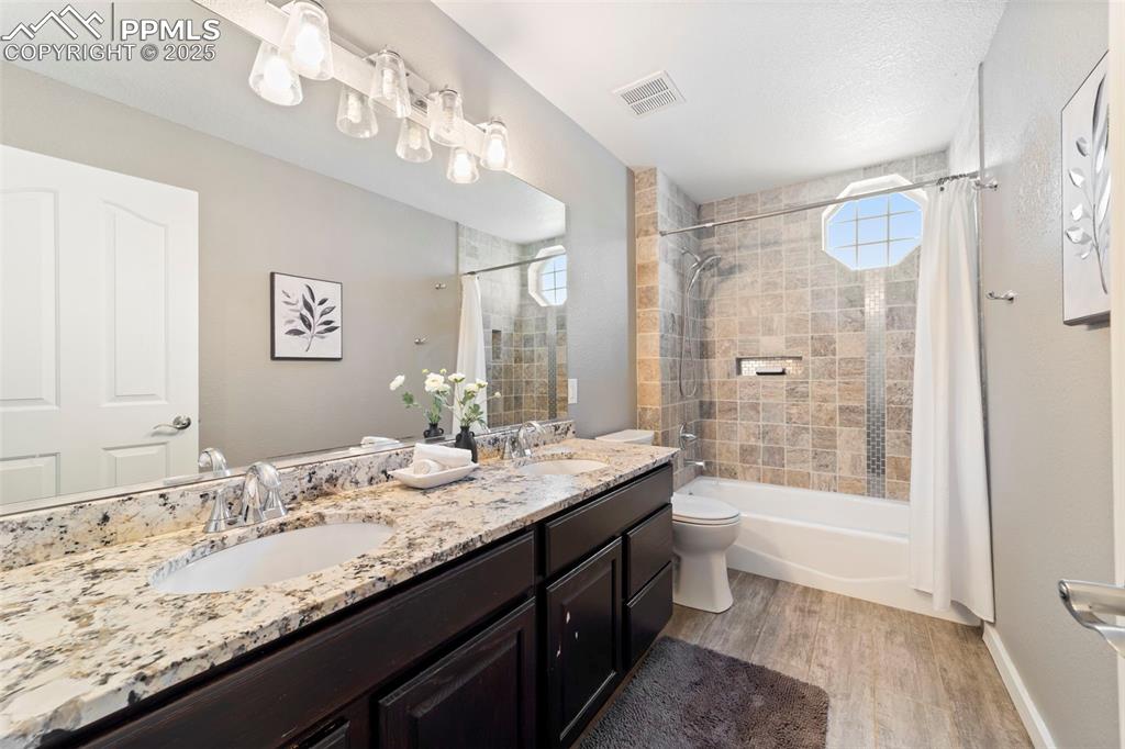 Image 17 of 50: Bathroom