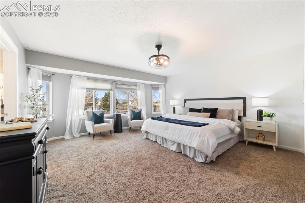 Image 19 of 50: Bedroom