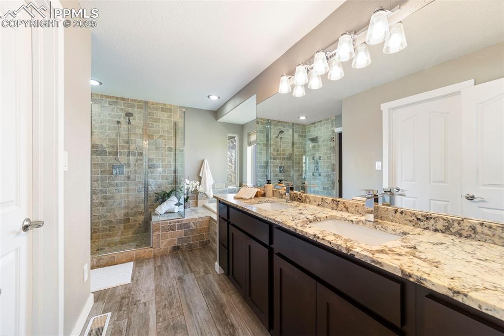 Image 21 of 50: Bathroom