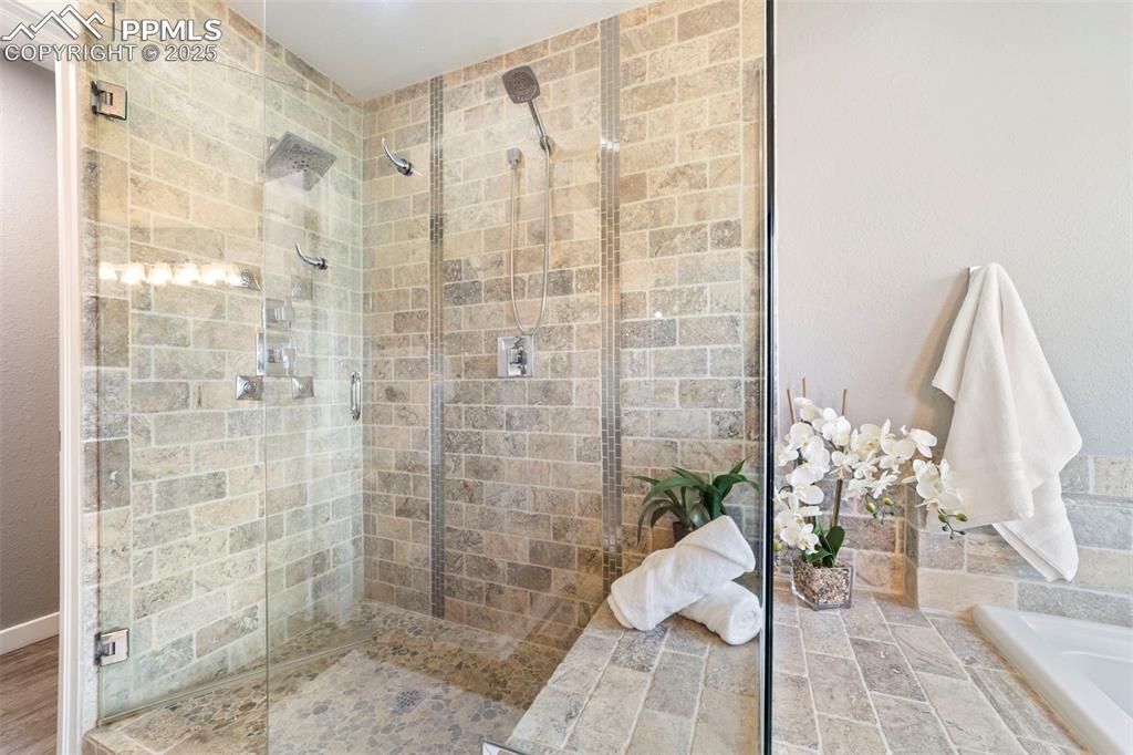 Image 23 of 50: Bathroom