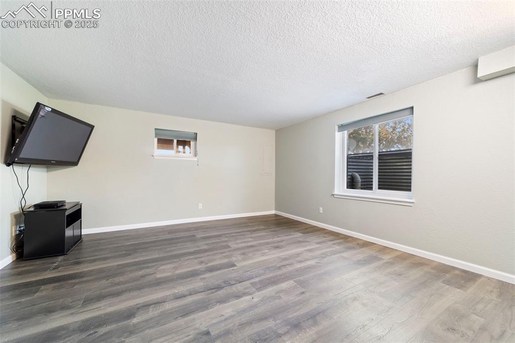 Image 27 of 50: Living Room