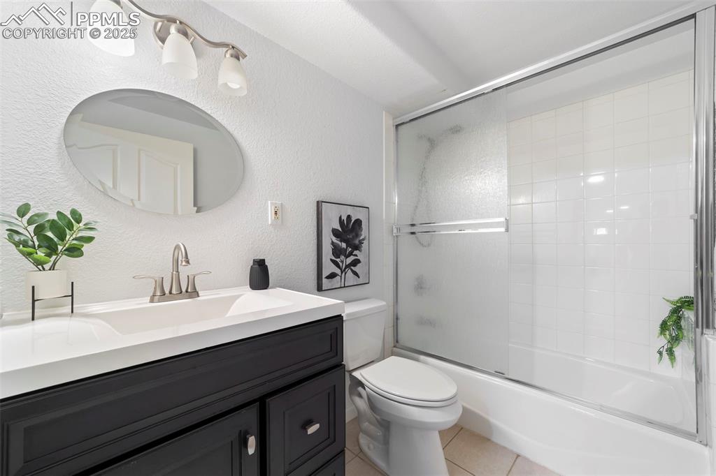 Image 32 of 50: Bathroom