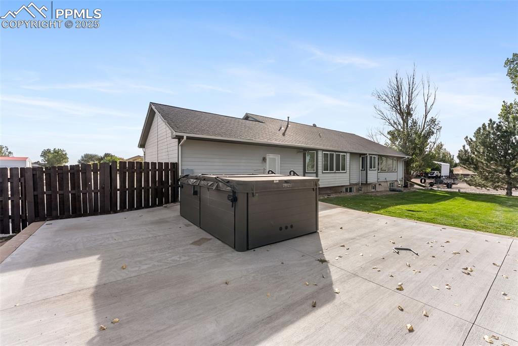 Image 35 of 50: Deck