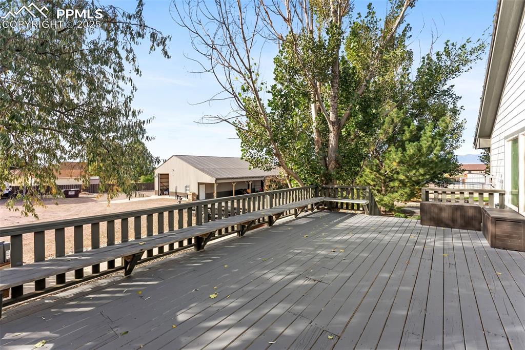 Image 38 of 50: Deck