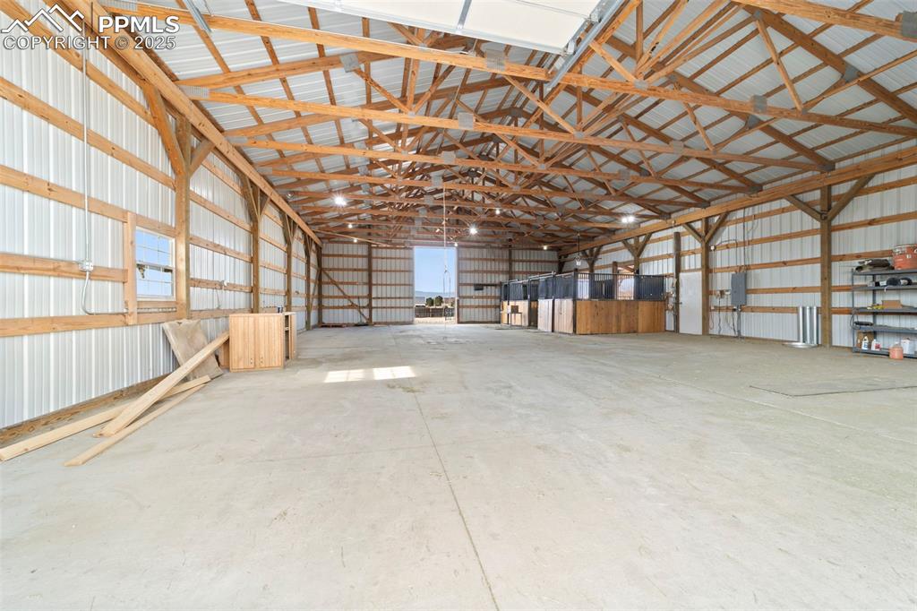 Image 41 of 50: Garage