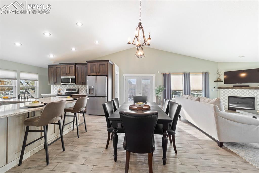 Image 5 of 50: Dining Area