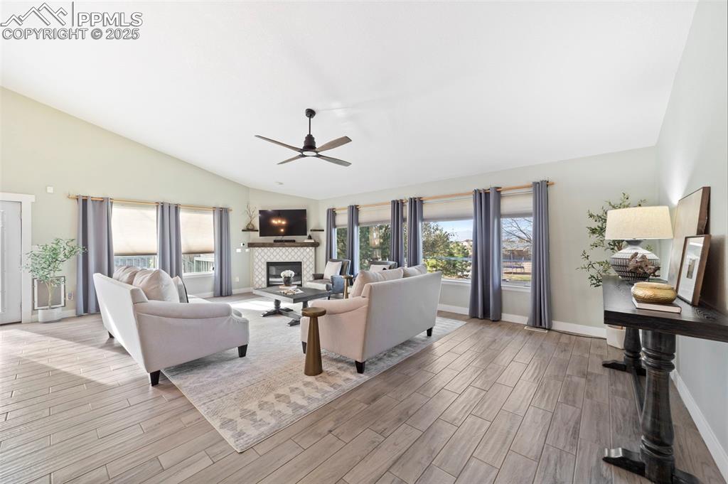 Image 6 of 50: Living Room