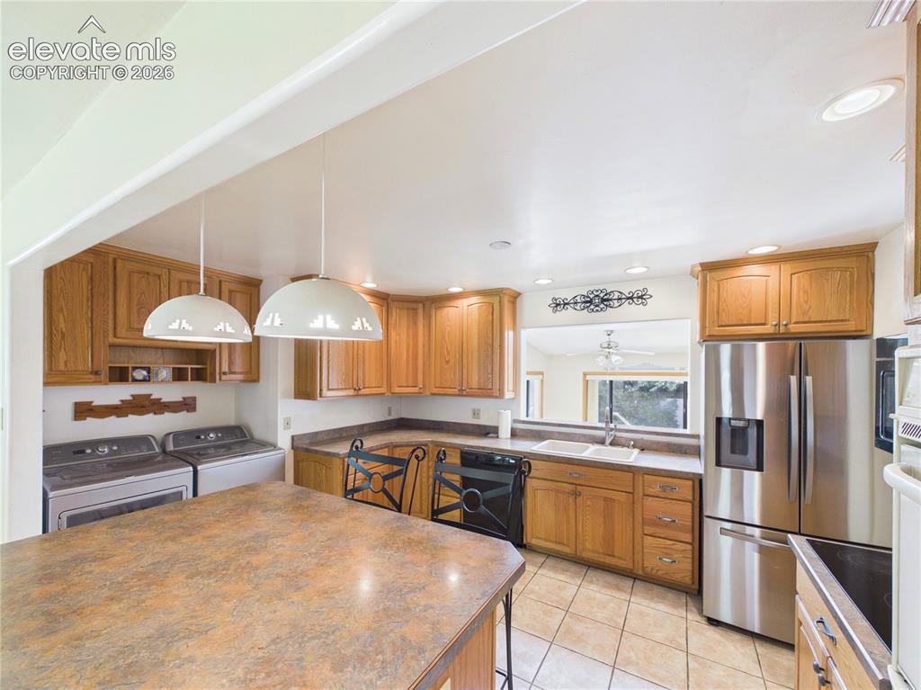 Image 9 of 45: Kitchen