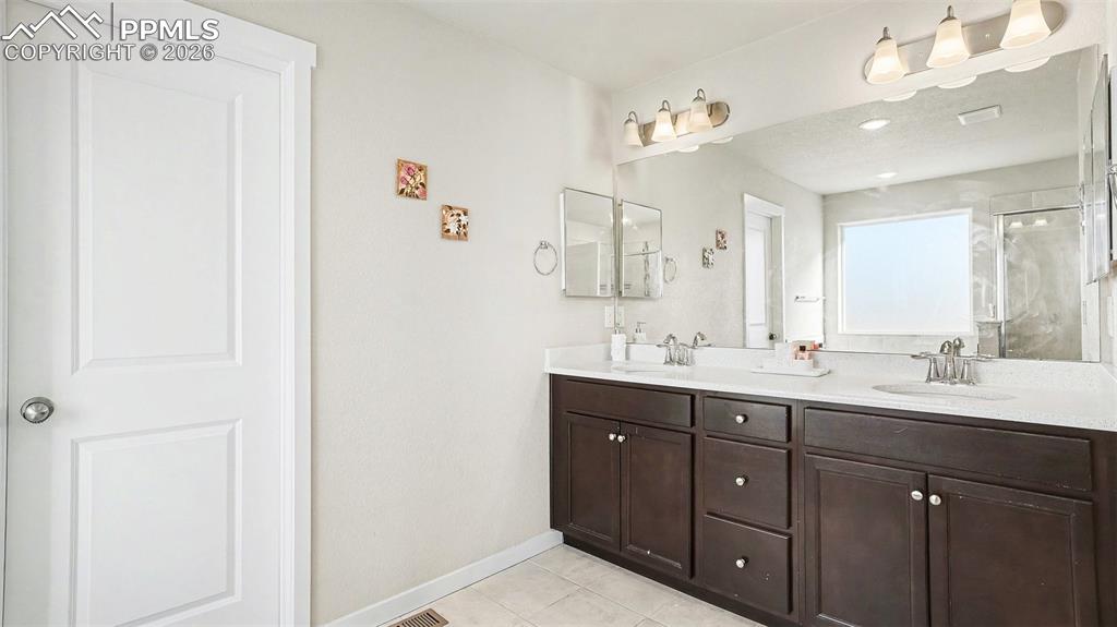 Image 28 of 44: Bathroom