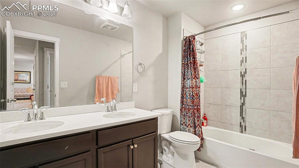 Image 29 of 44: Bathroom