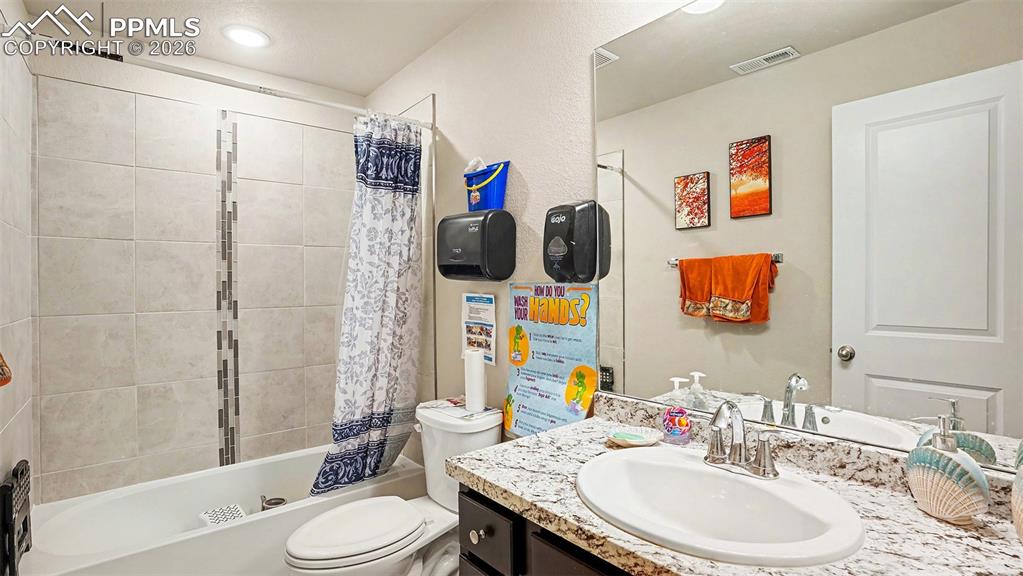 Image 36 of 44: Bathroom