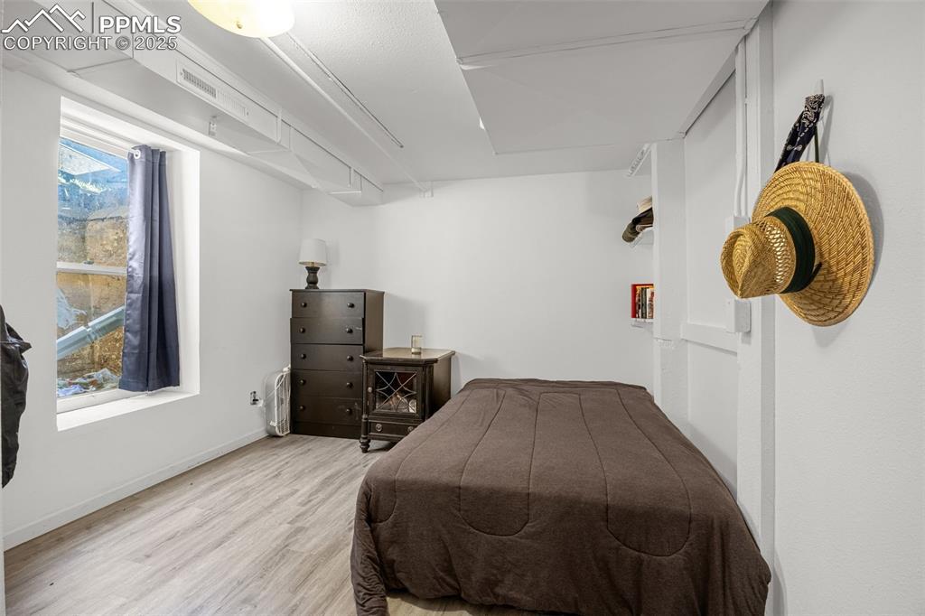 Image 17 of 40: Bedroom