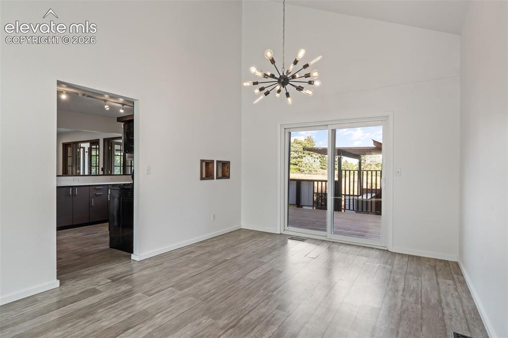 Image 6 of 50: Great Room Dining Area