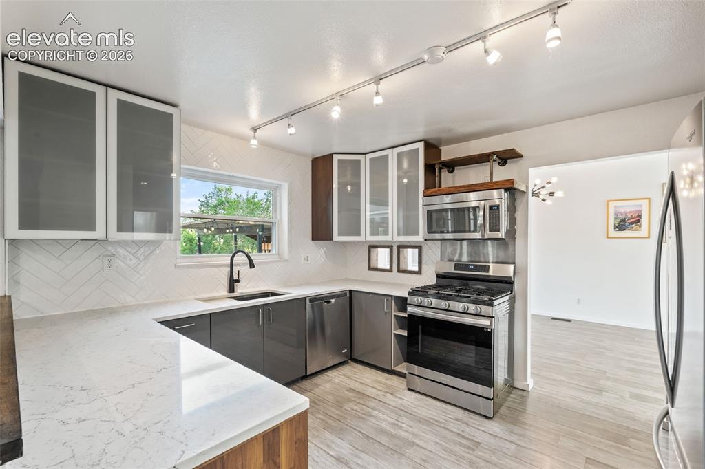 Image 8 of 50: Kitchen
