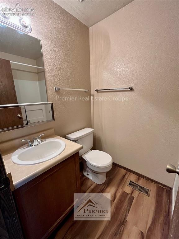 Image 12 of 15: Bathroom