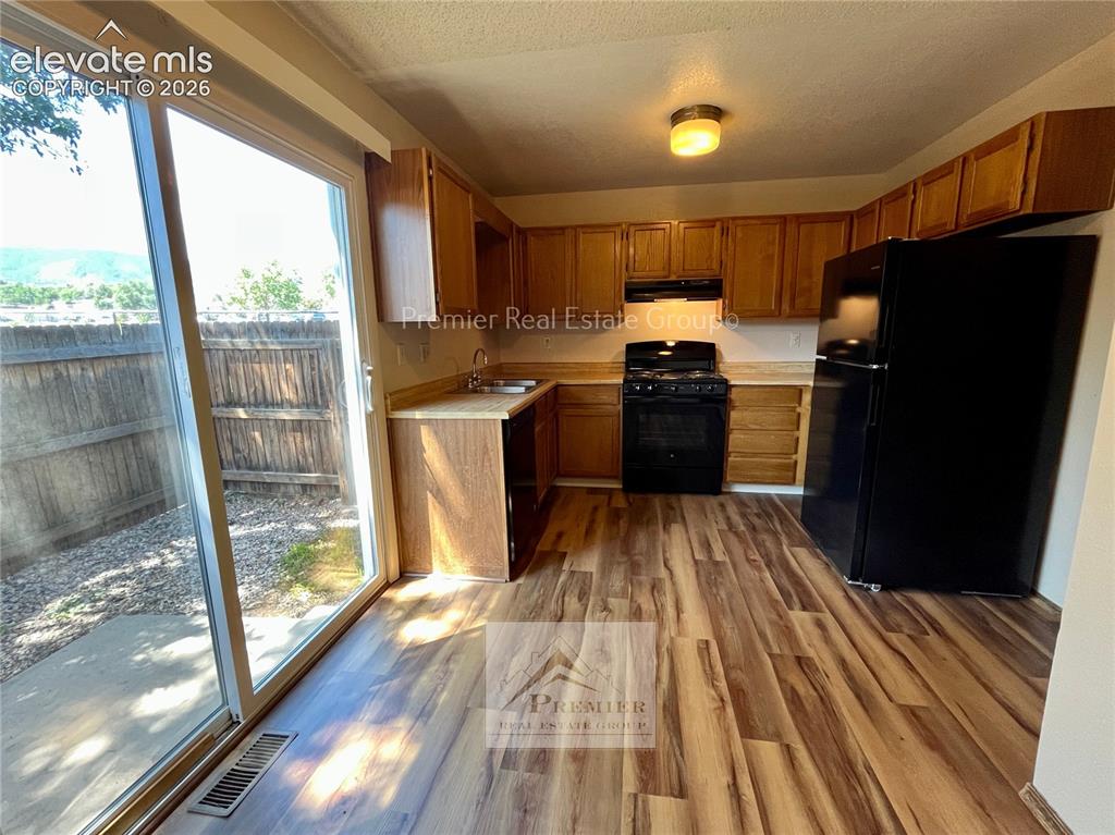 Image 7 of 15: Kitchen