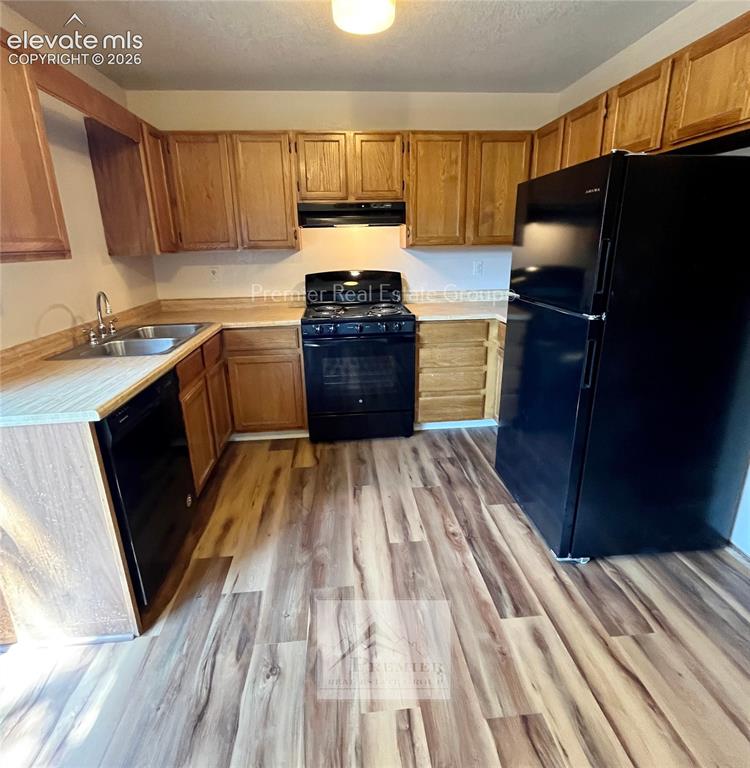 Image 8 of 15: Kitchen