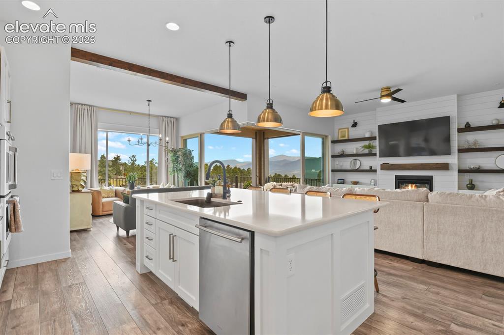 Image 10 of 50: Kitchen