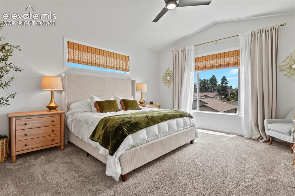 Image 19 of 50: Bedroom