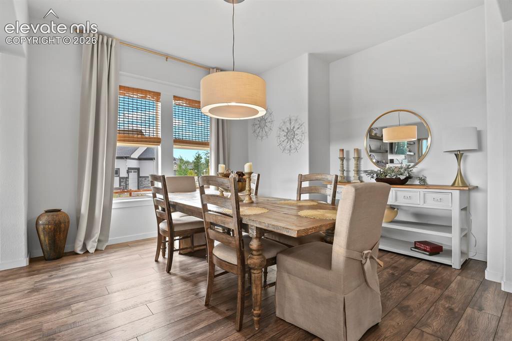 Image 6 of 50: Dining Area