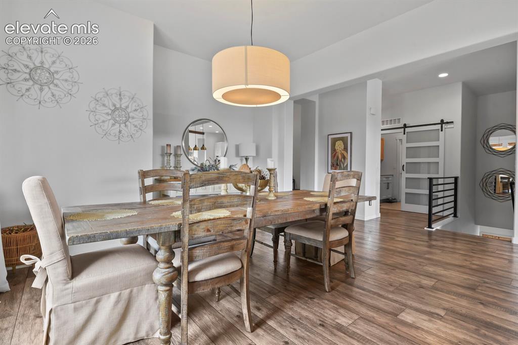 Image 7 of 50: Dining Area
