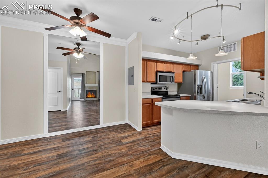 Image 19 of 38: Kitchen