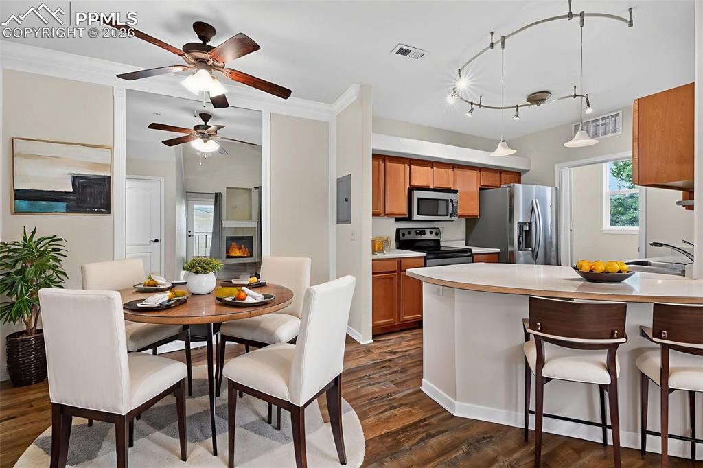 Image 20 of 38: Kitchen