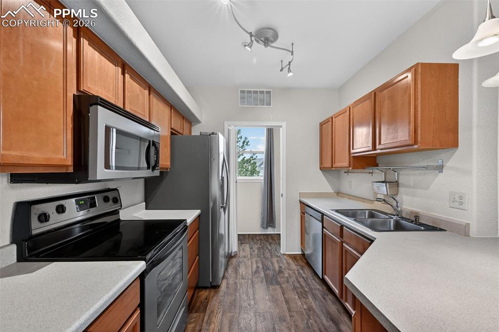 Image 21 of 38: Kitchen