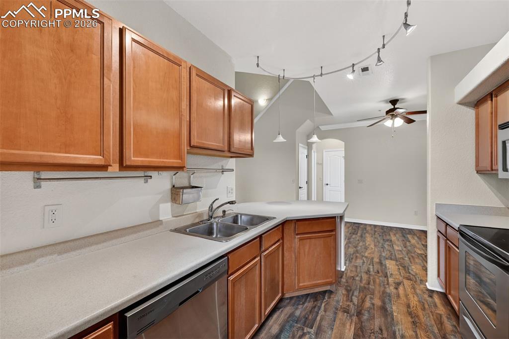 Image 23 of 38: Kitchen