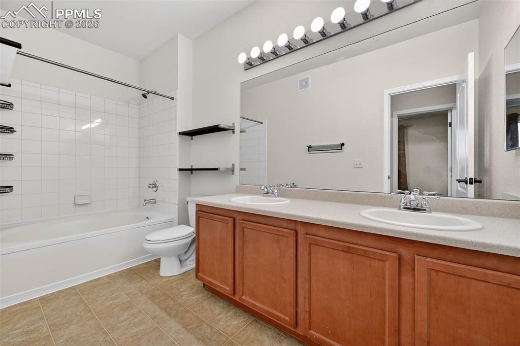 Image 26 of 38: Bathroom