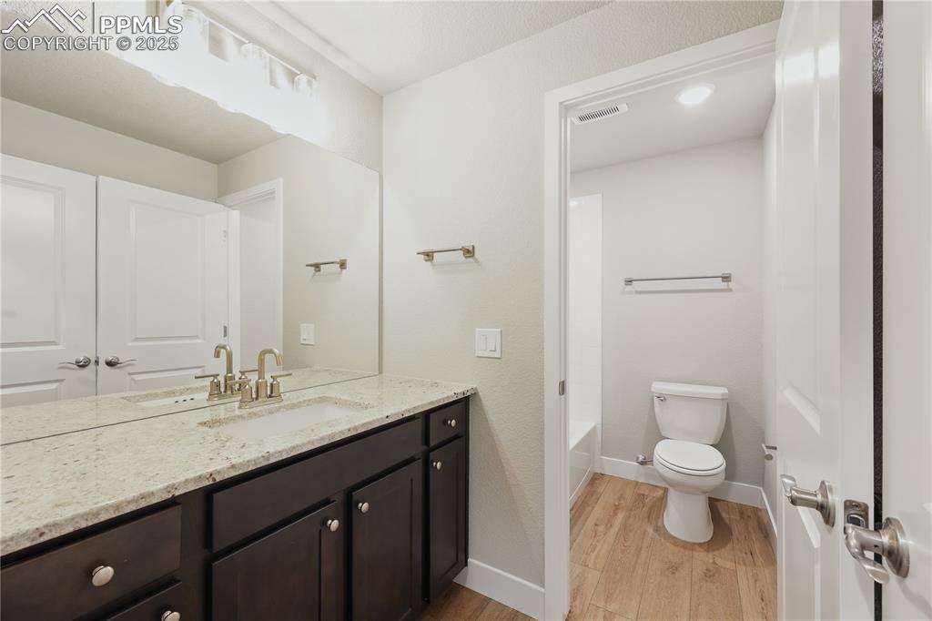 Image 18 of 22: Bathroom