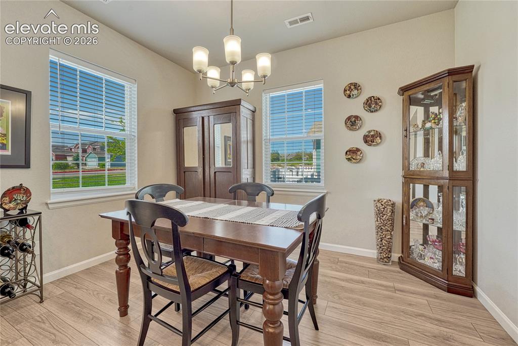 Image 13 of 31: Dining Area