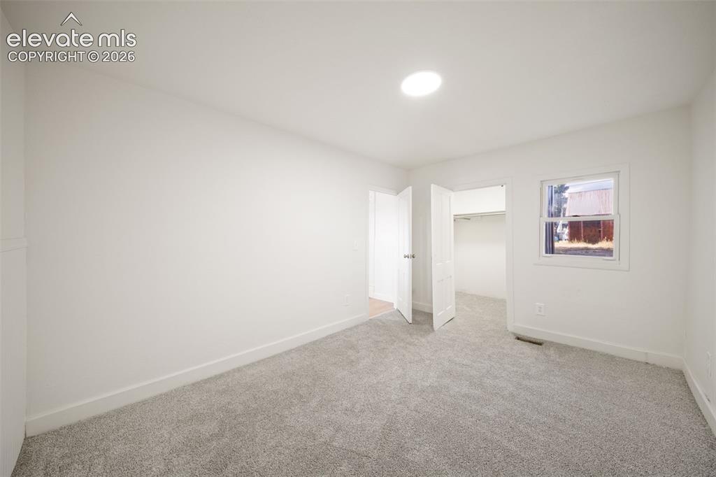 Image 10 of 18: Flexible bedroom or office space