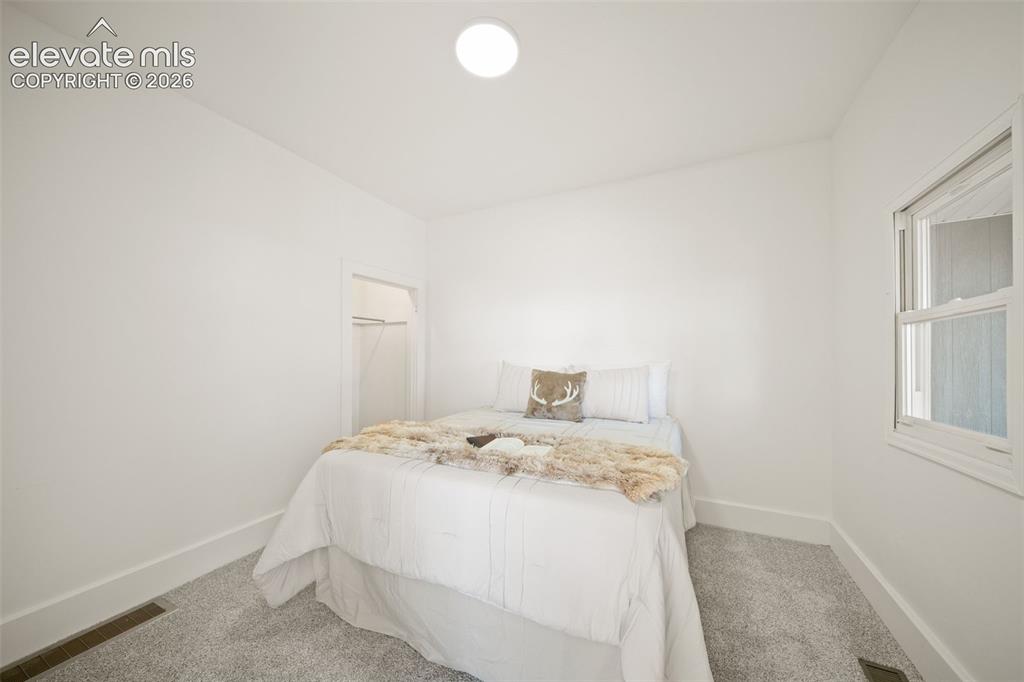 Image 11 of 18: Flexible bedroom or office space