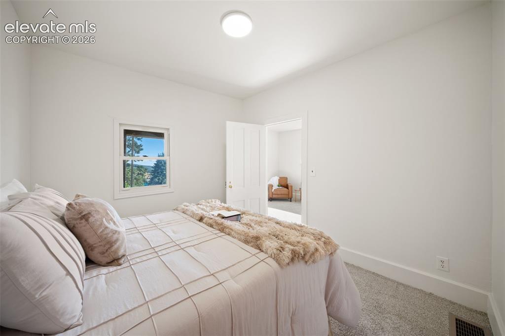 Image 12 of 18: Flexible bedroom or office space