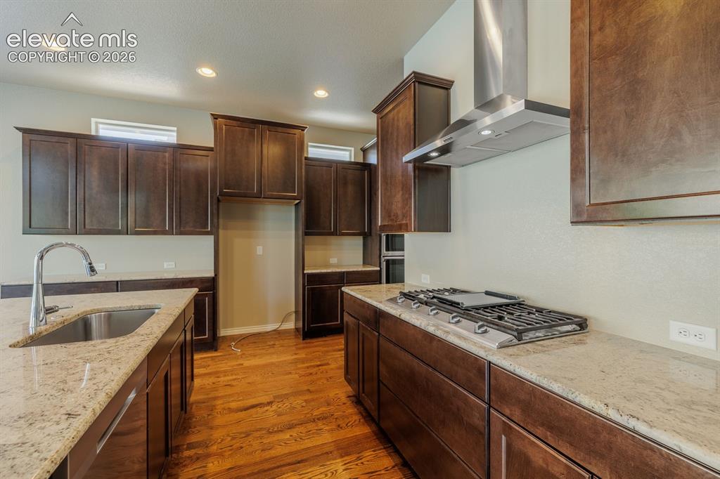 Image 14 of 47: Kitchen