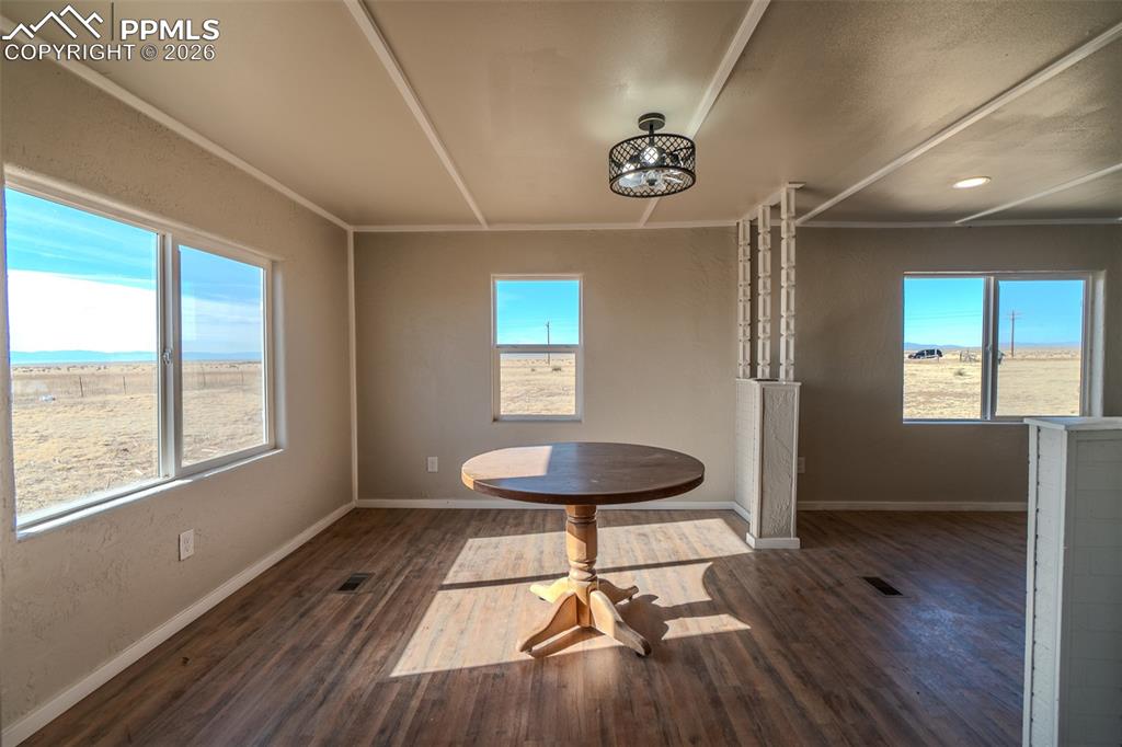 Image 18 of 37: Dining Area