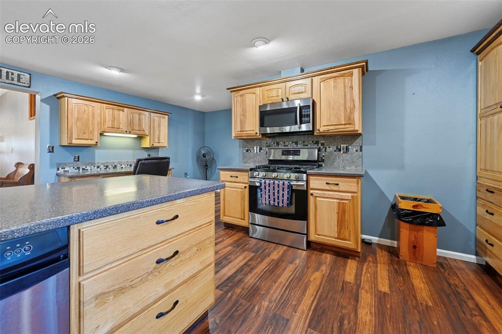 Image 10 of 50: Kitchen