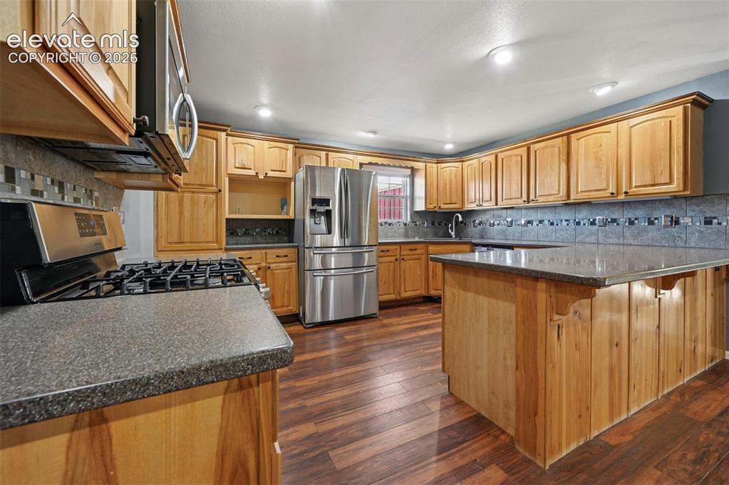 Image 8 of 50: Kitchen