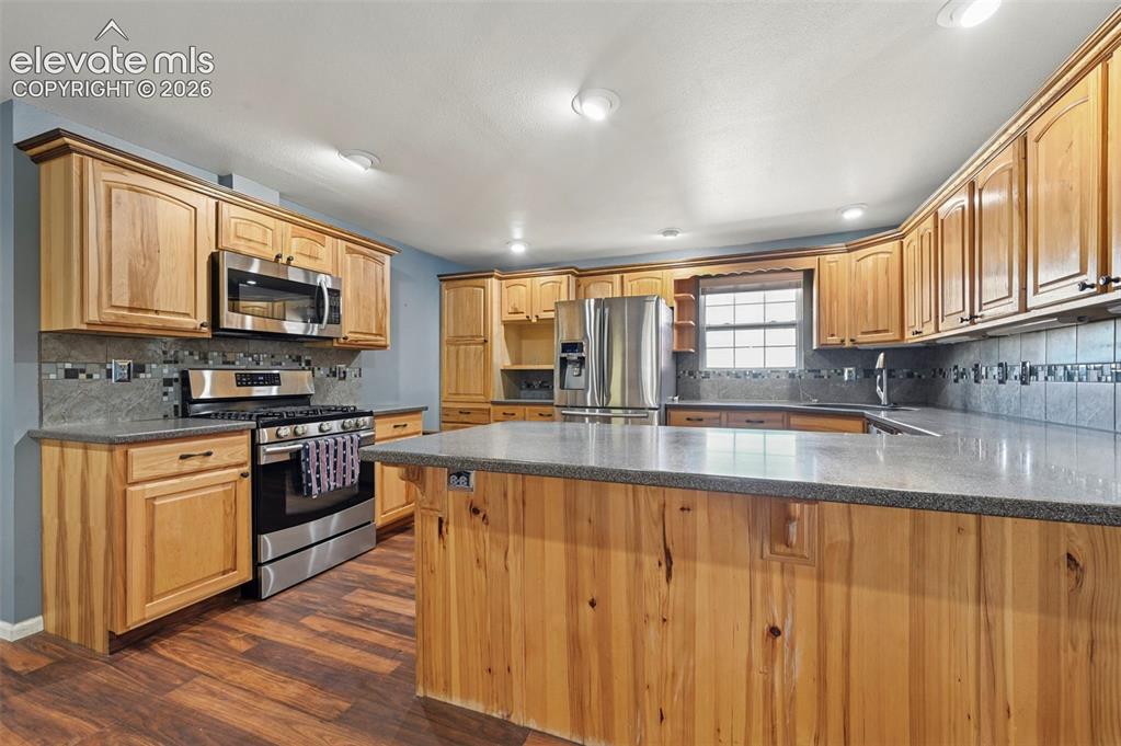 Image 9 of 50: Kitchen
