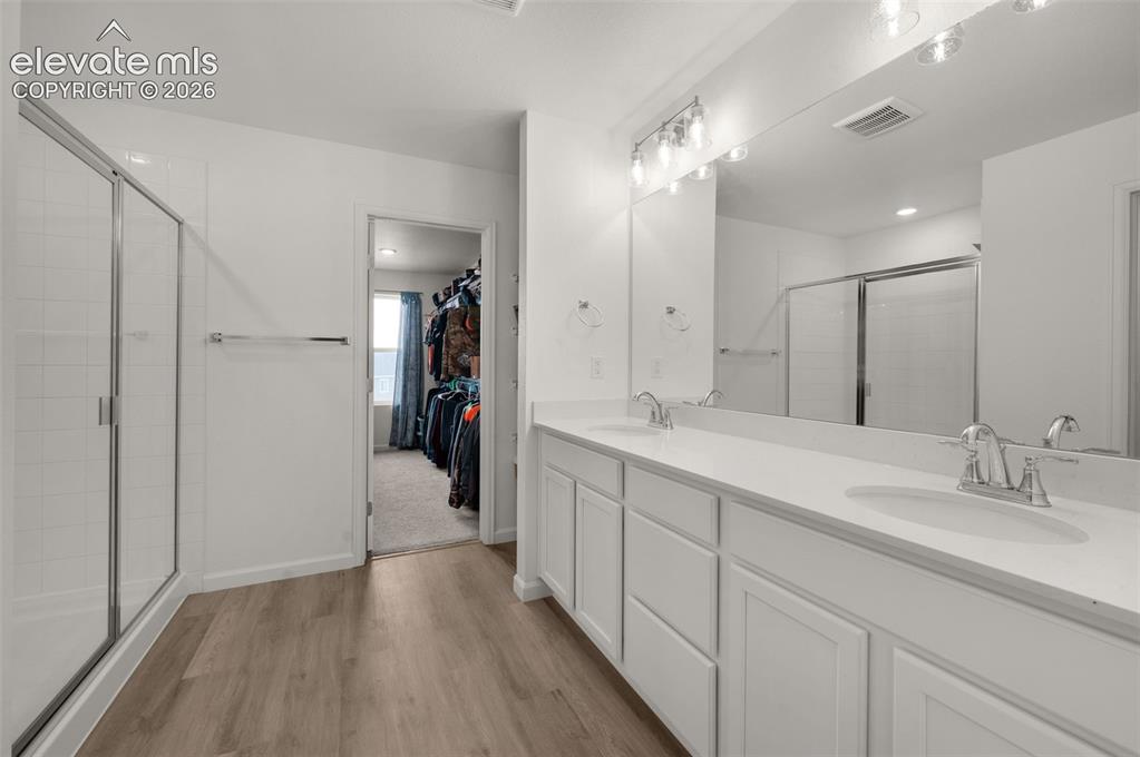 Image 16 of 27: Bathroom