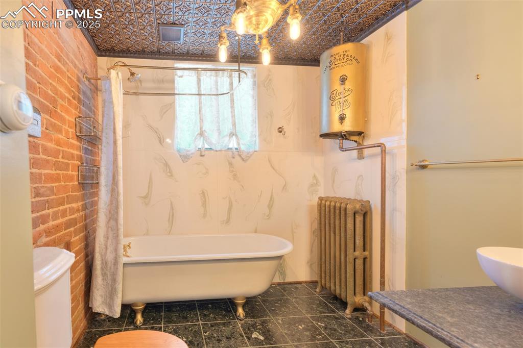 Image 15 of 45: Bathroom
