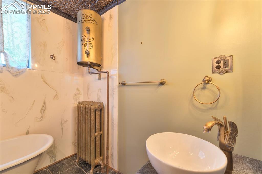 Image 16 of 45: Bathroom
