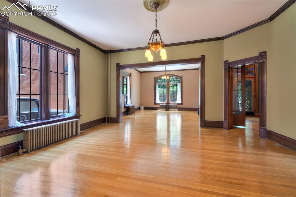 Image 19 of 45: Dining Area