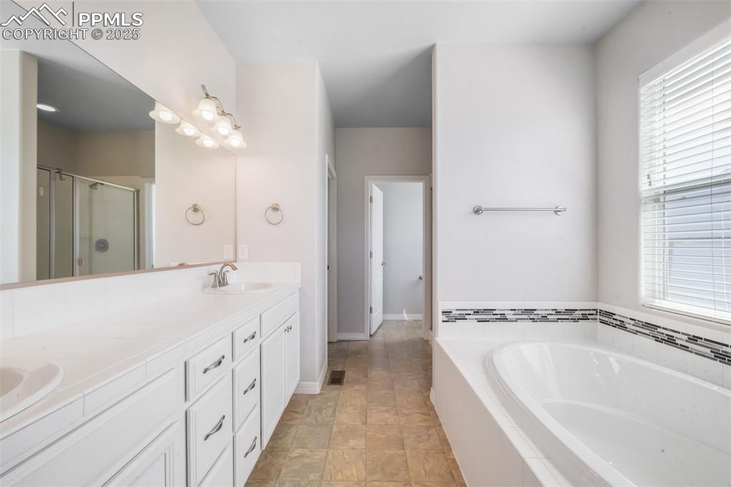 Image 11 of 50: Bathroom