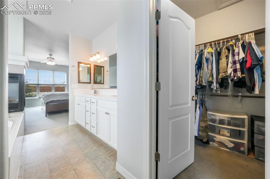 Image 14 of 50: Bathroom